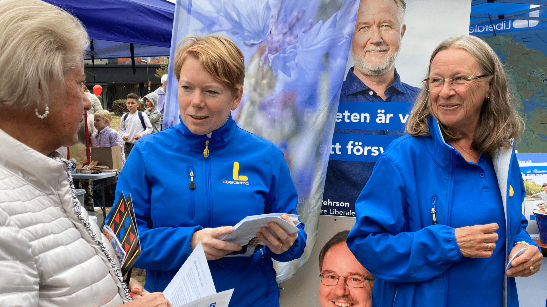 Liberalernas tält på Tyresöfestivalen 2025 med besökare i Stadsparken
