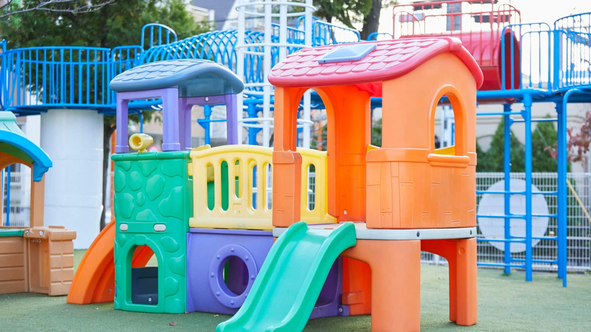 Barn leker i park – trygg parklek i Tyresö skapar glädje och gemenskap