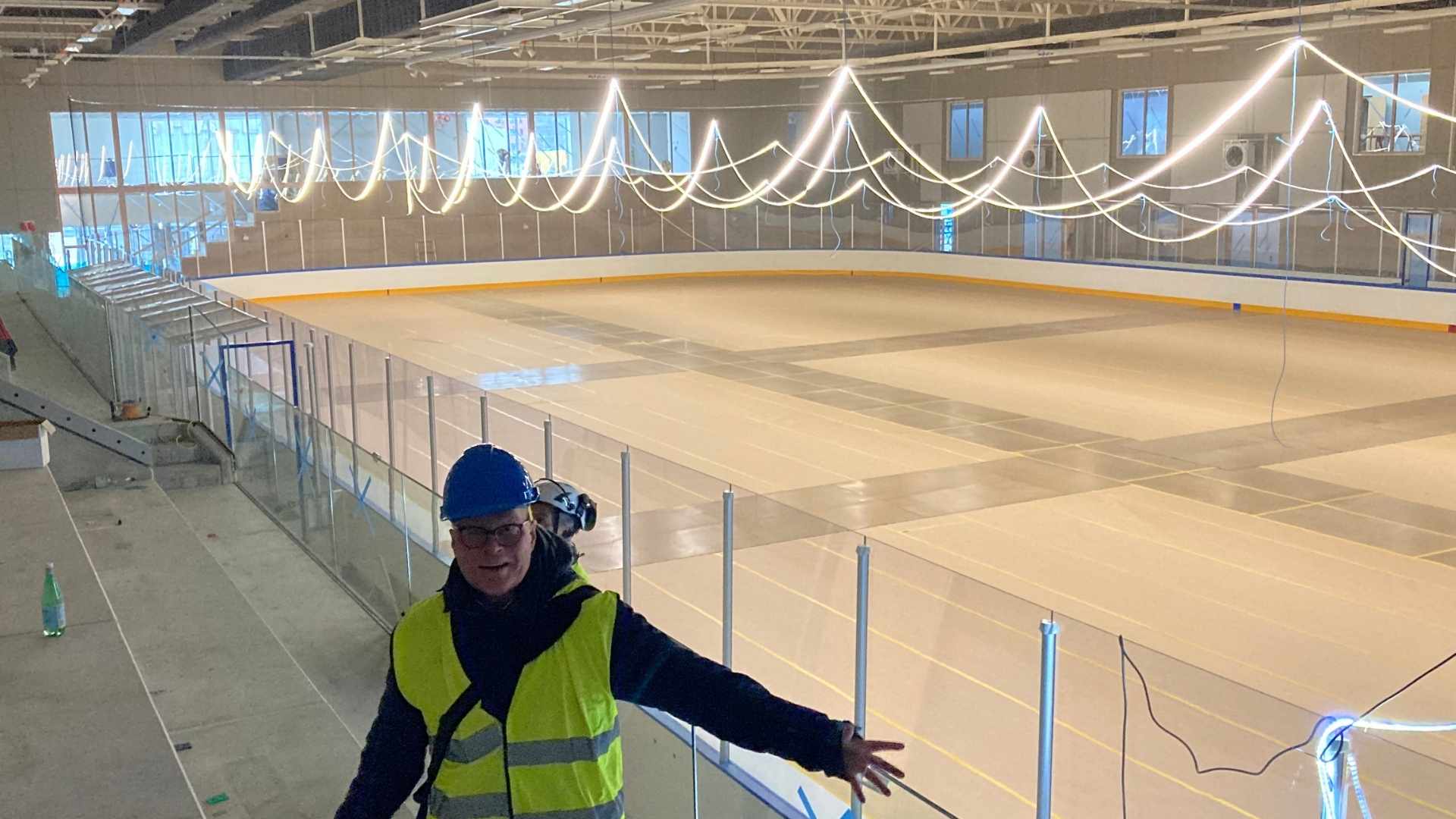 Den nya ishallen i Tyresö inför färdigställande – modern idrottsanläggning för föreningsliv