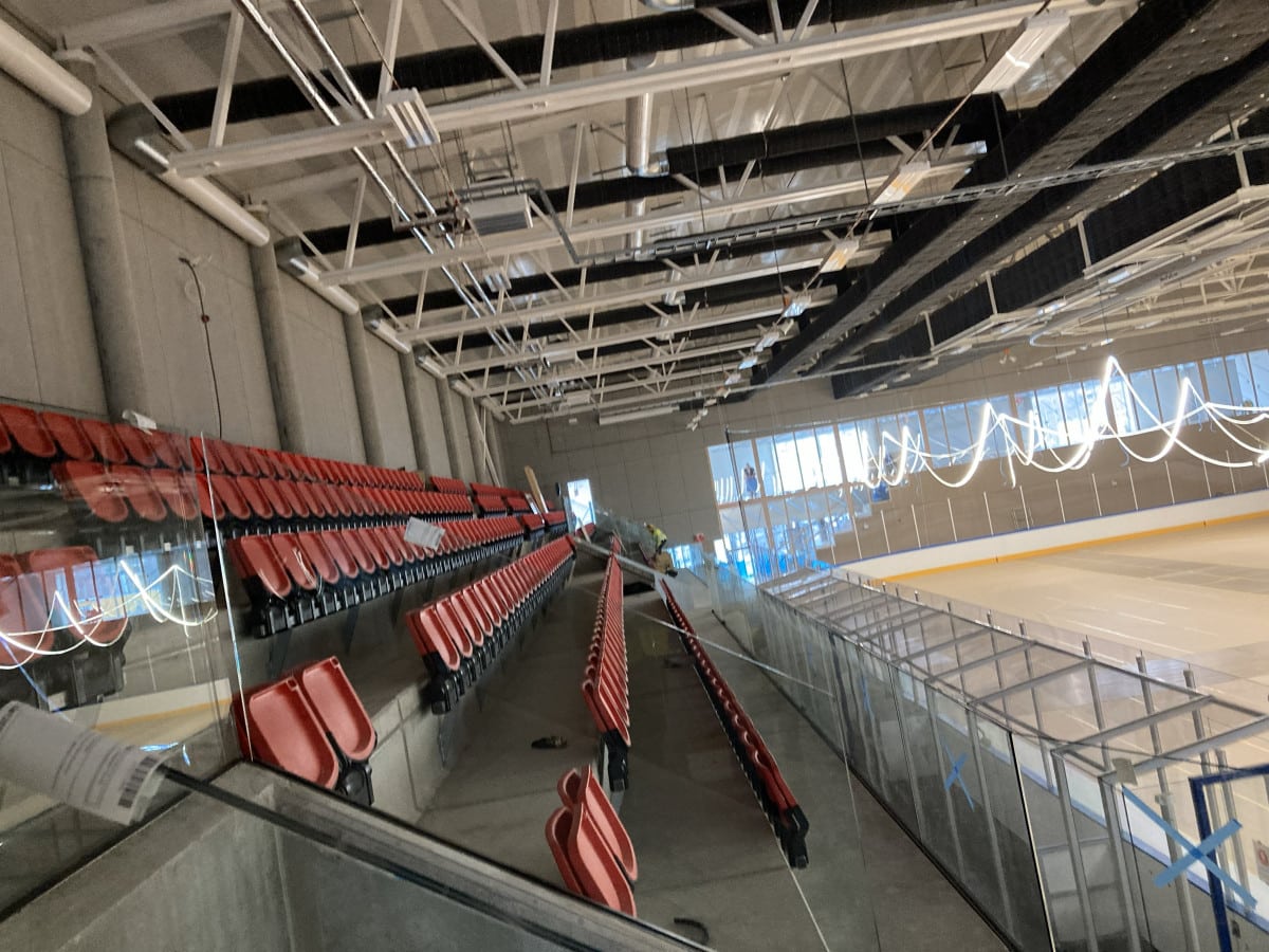 Interiör från nya ishallen i Tyresö med läktare