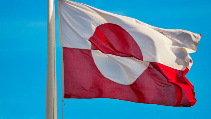 Grönlands flagga hissad som solidaritetshandling i Tyresö