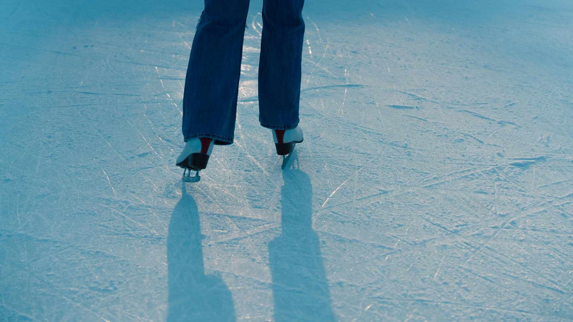 Upplogad isbana på Albysjön i Tyresö med skridskoåkare under vinterdag