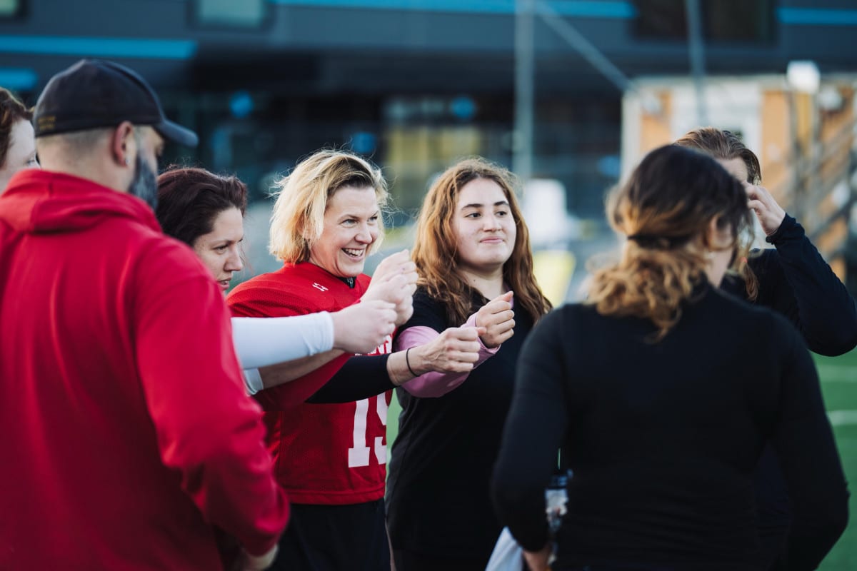 Jämställdhetsminister Nina Larsson tränar med Tyresö Royal Crowns damlag i amerikansk fotboll.
