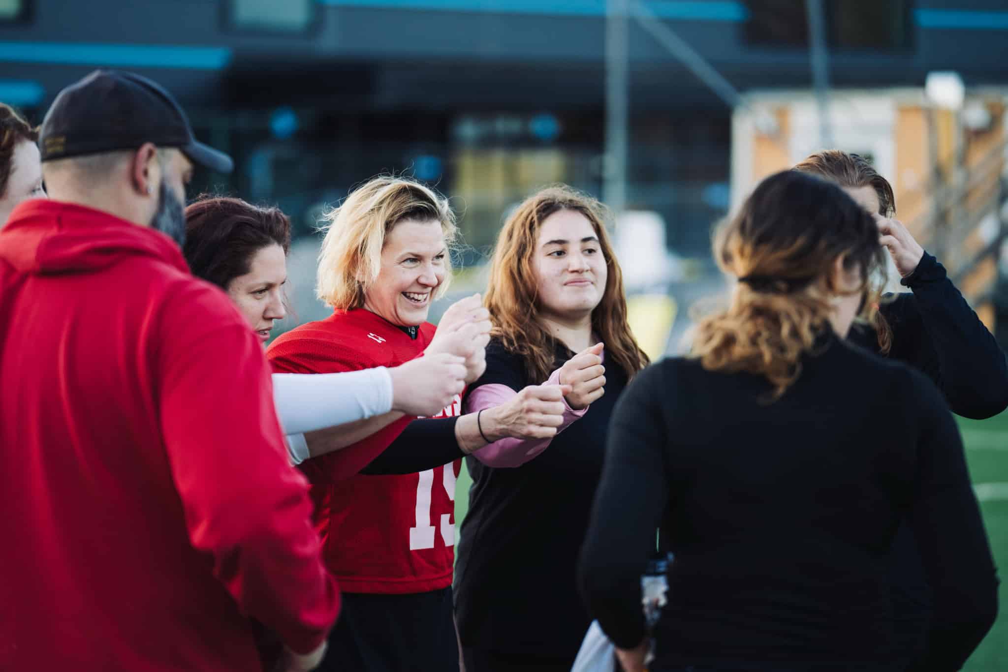 Jämställdhetsminister Nina Larsson tränar med Tyresö Royal Crowns damlag i amerikansk fotboll.