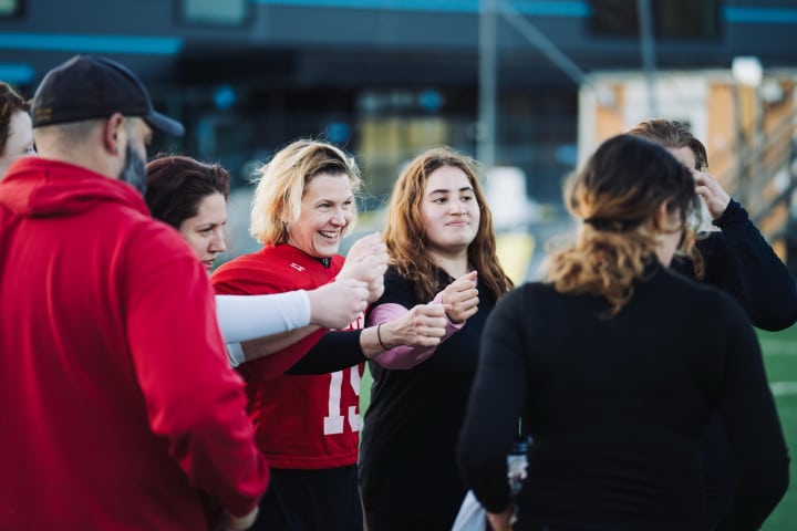 Jämställdhetsminister Nina Larsson tränar med Tyresö Royal Crowns damlag i amerikansk fotboll.