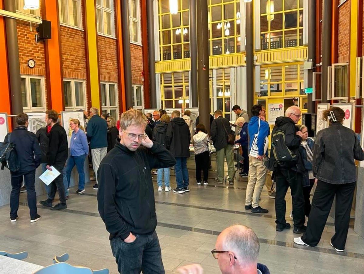 Samråd om Apelvägen i Tyresö där boende diskuterar nya småhus och seniorbostäder